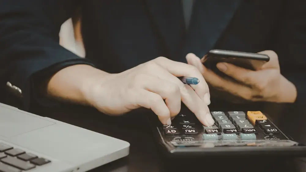 繁忙期に電話対応で業務を中断される税理士・会計士のデスク環境